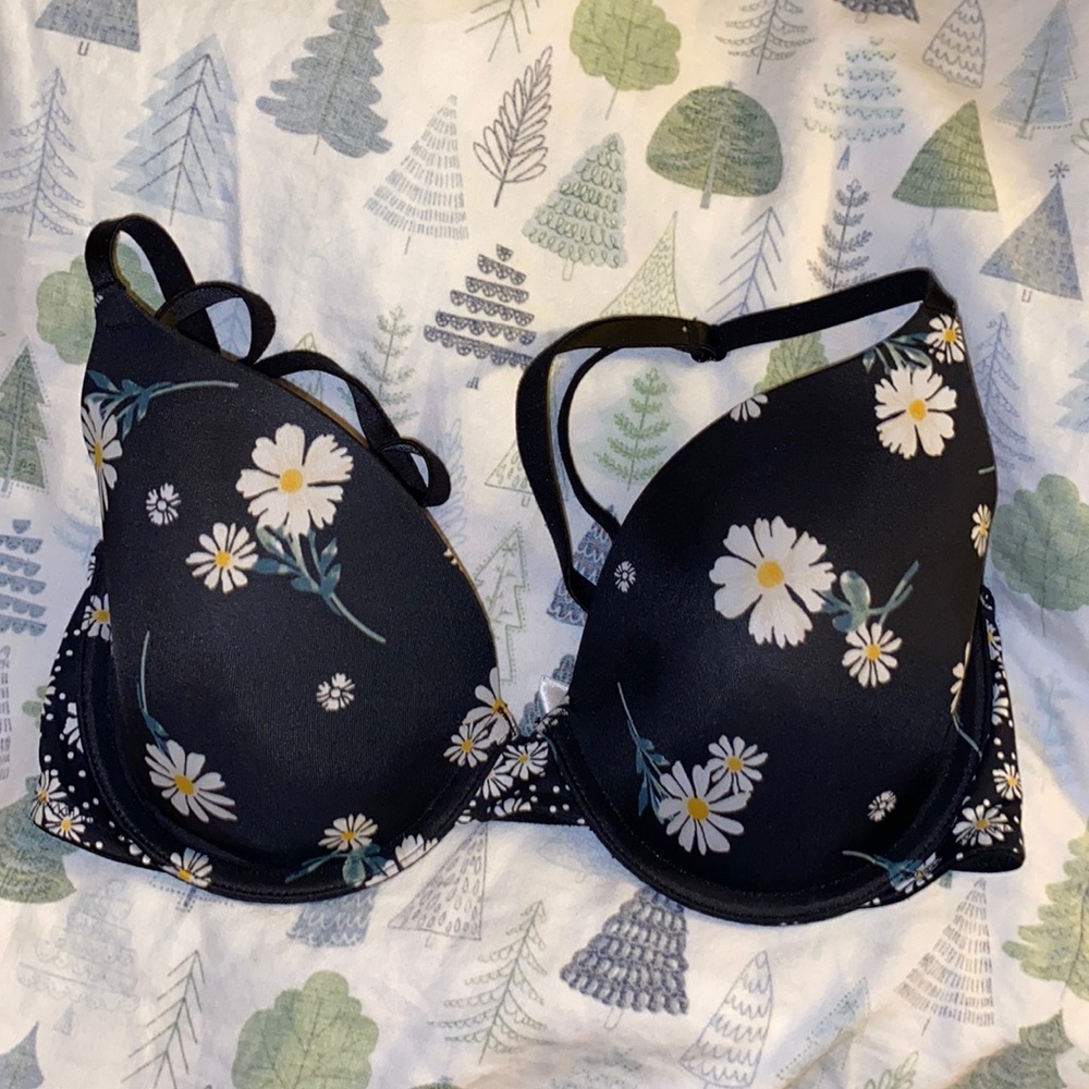 Victoria’s Secret pink wear everywhere T-shirt lightly lined bra size 32D